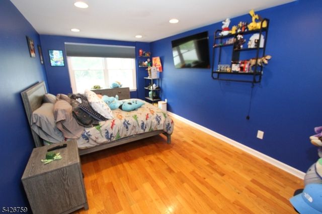 7 Stuart St, Waldwick Boro, NJ 07463