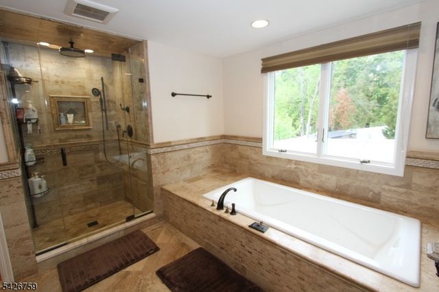 7 Stuart St, Waldwick Boro, NJ 07463
