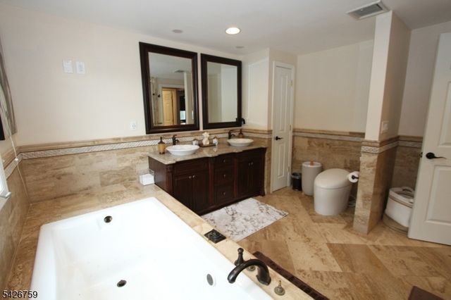 7 Stuart St, Waldwick Boro, NJ 07463