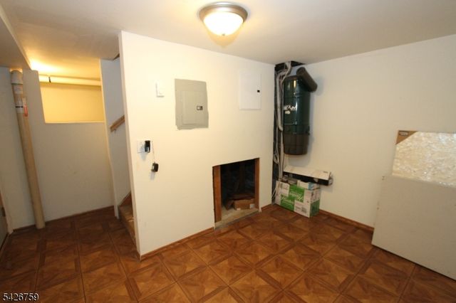 7 Stuart St, Waldwick Boro, NJ 07463