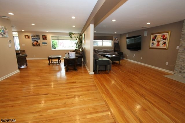 7 Stuart St, Waldwick Boro, NJ 07463