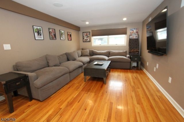 7 Stuart St, Waldwick Boro, NJ 07463
