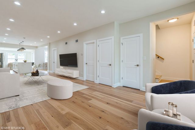 3311 W Belle Plaine Avenue, Chicago, IL 60618