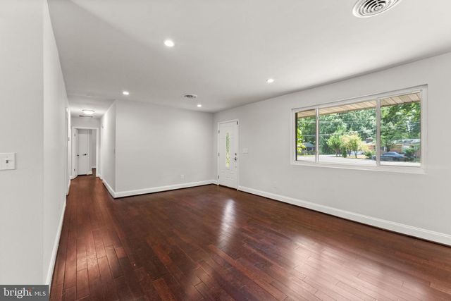18301 CABIN RD, Triangle, VA 22172