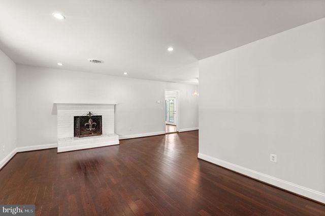 18301 CABIN RD, Triangle, VA 22172