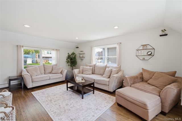 418 Bay 6th Street, West Islip, NY 11795