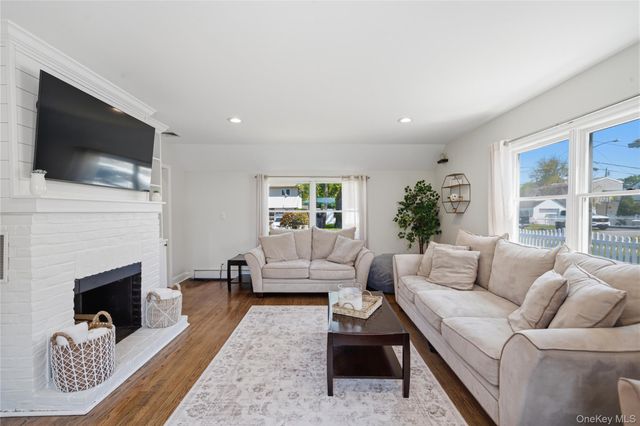 418 Bay 6th Street, West Islip, NY 11795