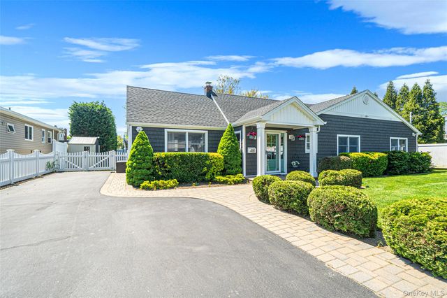418 Bay 6th Street, West Islip, NY 11795