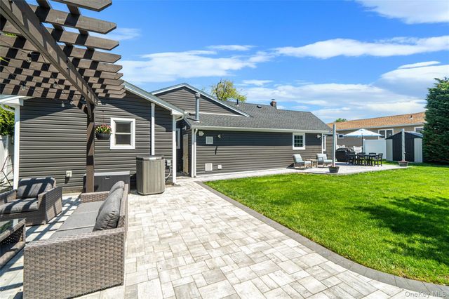 418 Bay 6th Street, West Islip, NY 11795