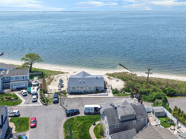 418 Bay 6th Street, West Islip, NY 11795