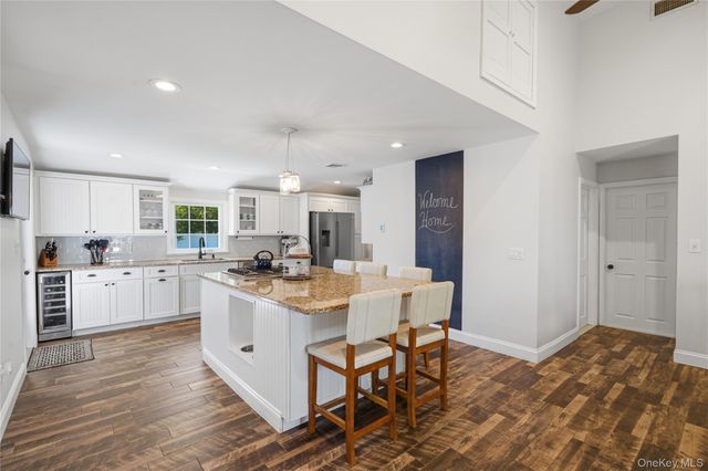 418 Bay 6th Street, West Islip, NY 11795