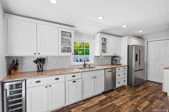418 Bay 6th Street, West Islip, NY 11795