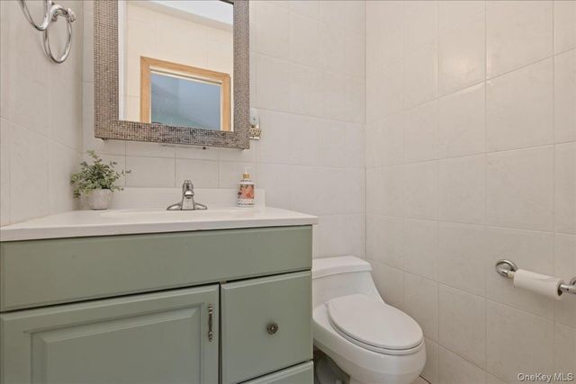 38 Bacon Lane, Babylon, NY 11702