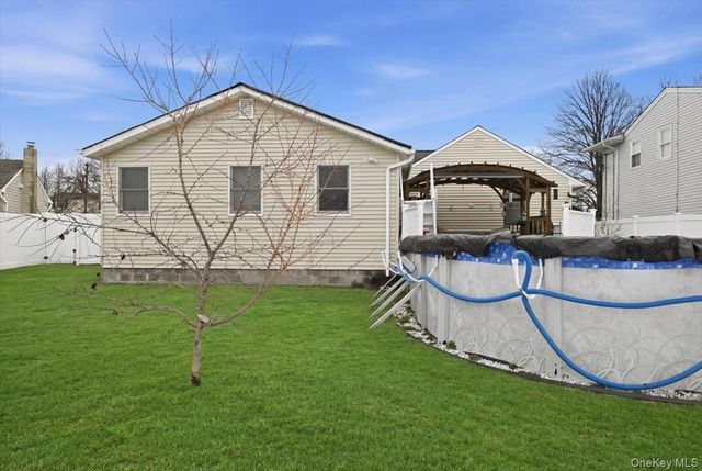 38 Bacon Lane, Babylon, NY 11702