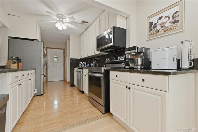 38 Bacon Lane, Babylon, NY 11702