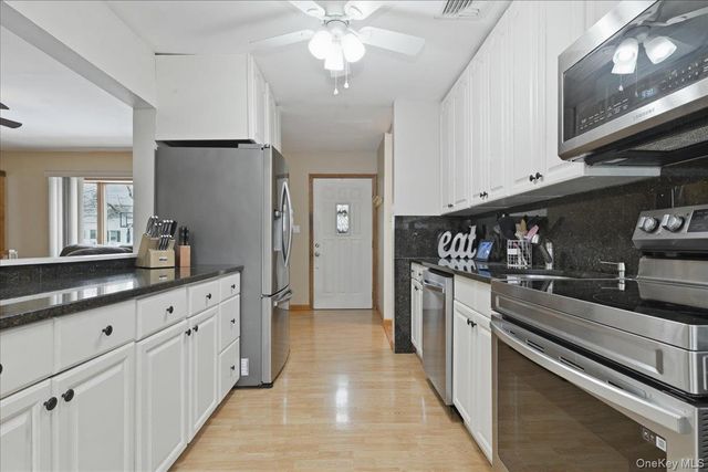 38 Bacon Lane, Babylon, NY 11702