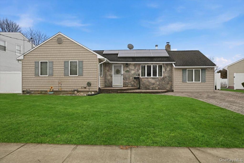 38 Bacon Lane, Babylon, NY 11702