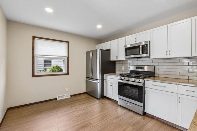 4120 S Regal DRIVE, New Berlin, WI 53151