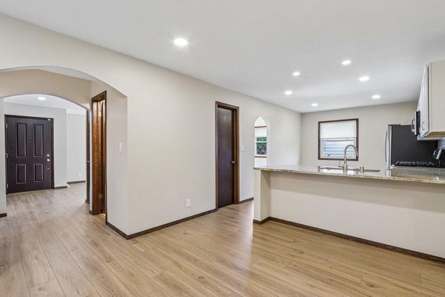 4120 S Regal DRIVE, New Berlin, WI 53151