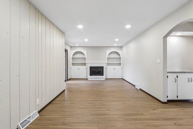 4120 S Regal DRIVE, New Berlin, WI 53151