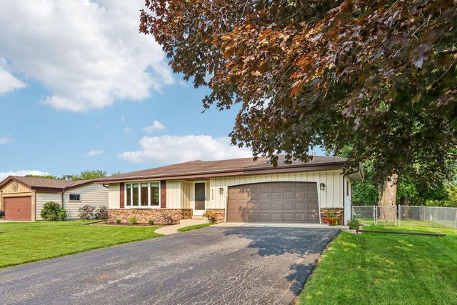 4120 S Regal DRIVE, New Berlin, WI 53151