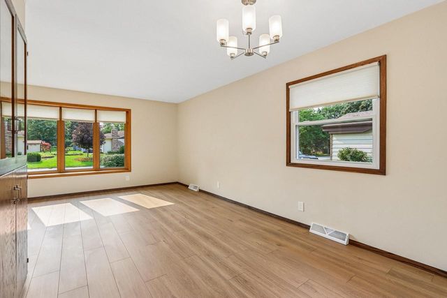 4120 S Regal DRIVE, New Berlin, WI 53151