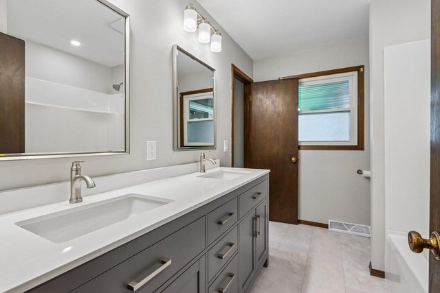 4120 S Regal DRIVE, New Berlin, WI 53151
