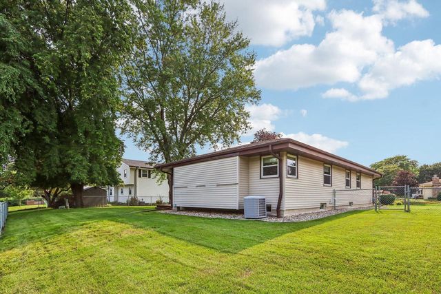 4120 S Regal DRIVE, New Berlin, WI 53151
