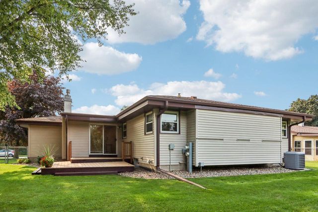 4120 S Regal DRIVE, New Berlin, WI 53151