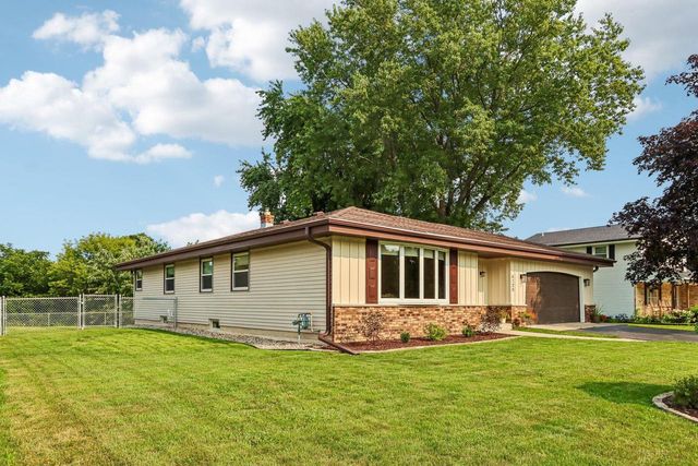 4120 S Regal DRIVE, New Berlin, WI 53151
