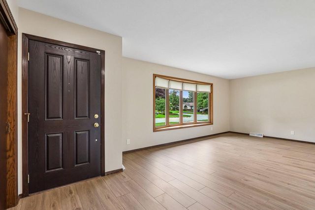 4120 S Regal DRIVE, New Berlin, WI 53151