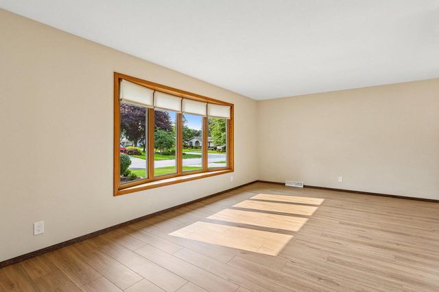 4120 S Regal DRIVE, New Berlin, WI 53151