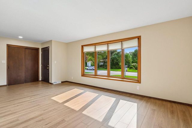 4120 S Regal DRIVE, New Berlin, WI 53151