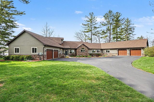 4589 N Island Drive, Sanford, MI 48657