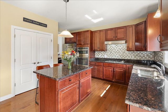 24729 Cavendish Avenue E, Novi, MI 48375