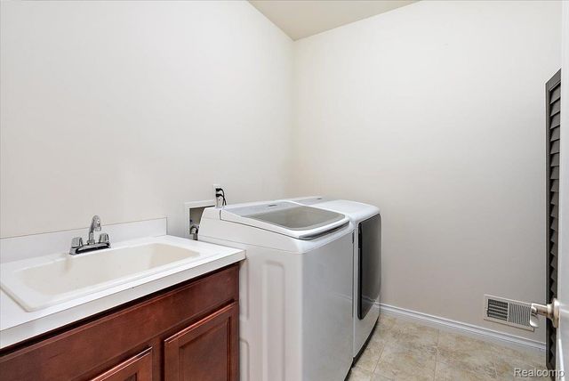 24729 Cavendish Avenue E, Novi, MI 48375