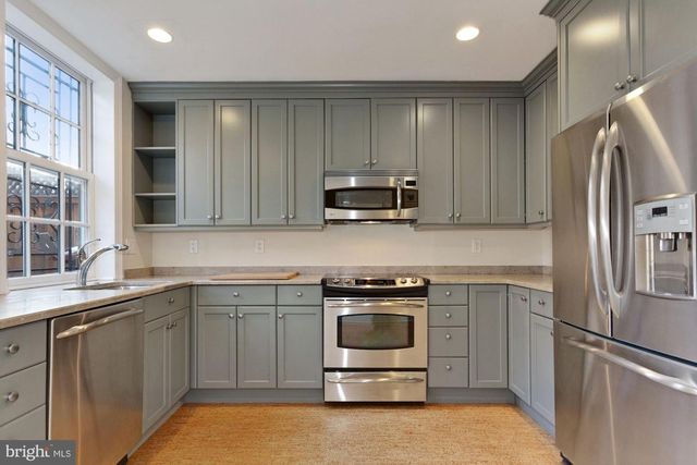 315 CONSTITUTION AVE NE, Washington, DC 20002