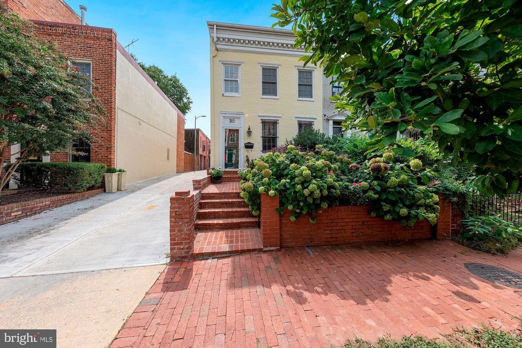 315 CONSTITUTION AVE NE, Washington, DC 20002