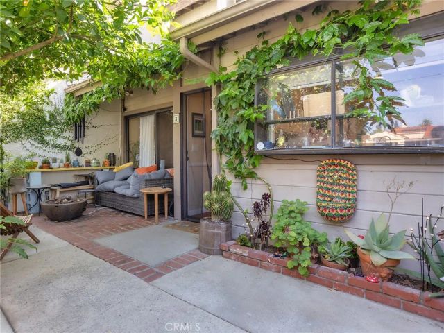 8348 Penfield Avenue 3, Winnetka, CA 91306
