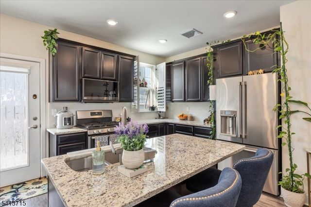 303 Saratoga Ct, Branchburg Twp., NJ 08876