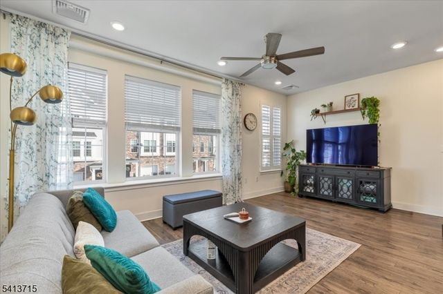 303 Saratoga Ct, Branchburg Twp., NJ 08876