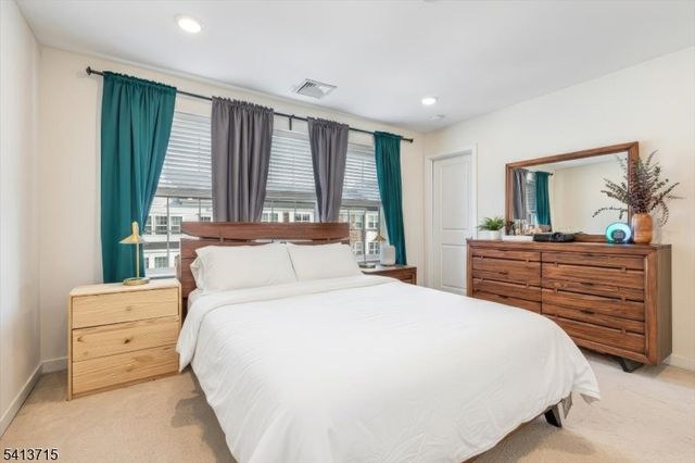 303 Saratoga Ct, Branchburg Twp., NJ 08876