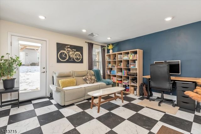 303 Saratoga Ct, Branchburg Twp., NJ 08876