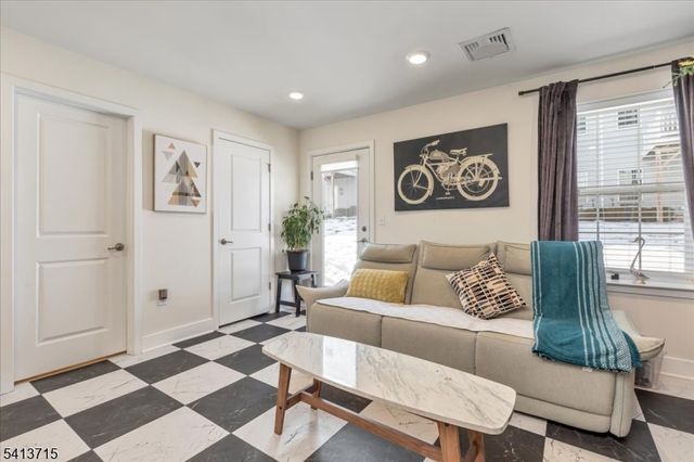 303 Saratoga Ct, Branchburg Twp., NJ 08876