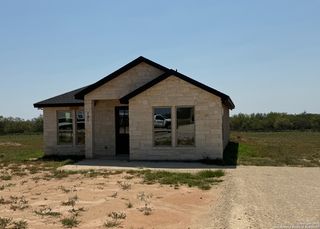 121 Camino Verde Ct, La Vernia, TX 78121