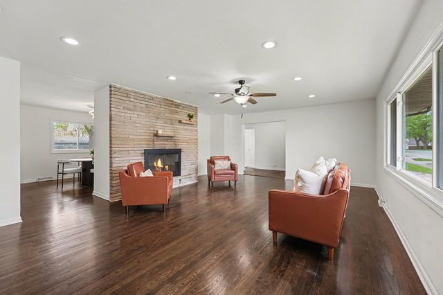 18289 Burnham Avenue, Lansing, IL 60438