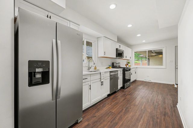 18289 Burnham Avenue, Lansing, IL 60438
