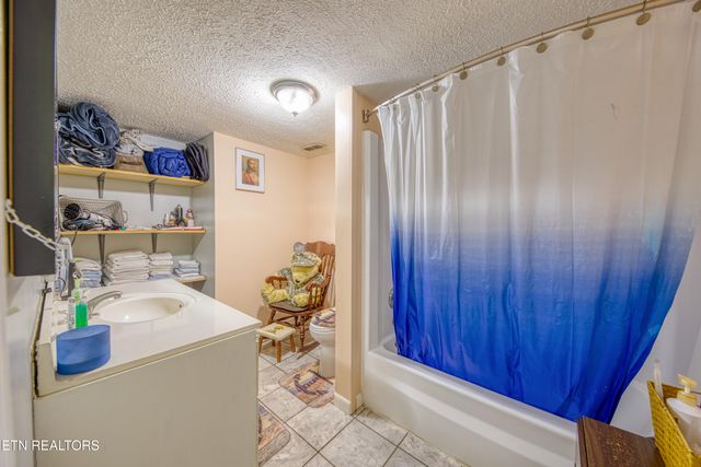 124 E Wadsworth Circle, Oak Ridge, TN 37830