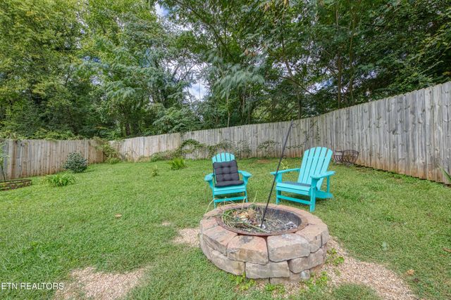 124 E Wadsworth Circle, Oak Ridge, TN 37830