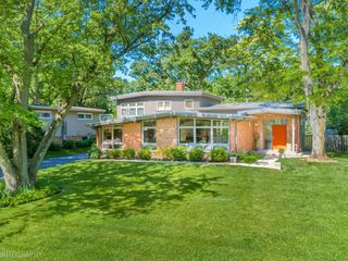 472 Lincoln Avenue, Lake Bluff, IL 60044
